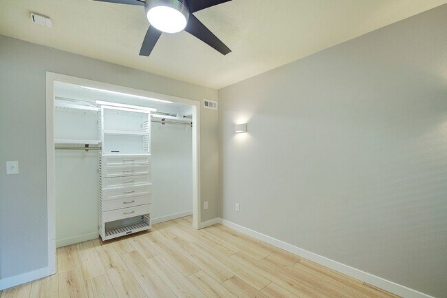 Building Photo - 2Bd/1.75Ba Kirkland Townhouse