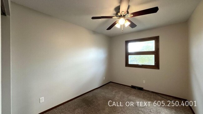 Building Photo - 4 bed 2 bath Newly Remodeled Home with att...