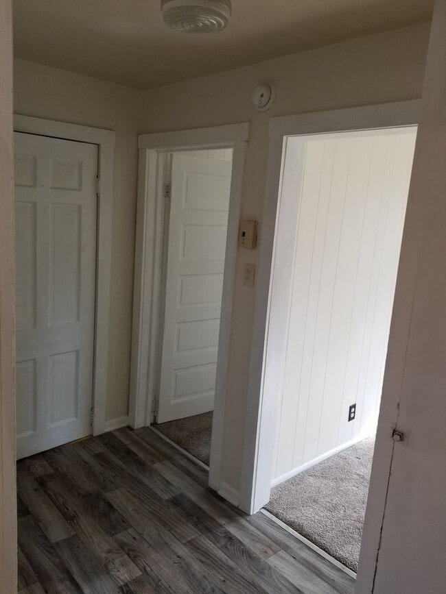 Building Photo - Two Bedroom House