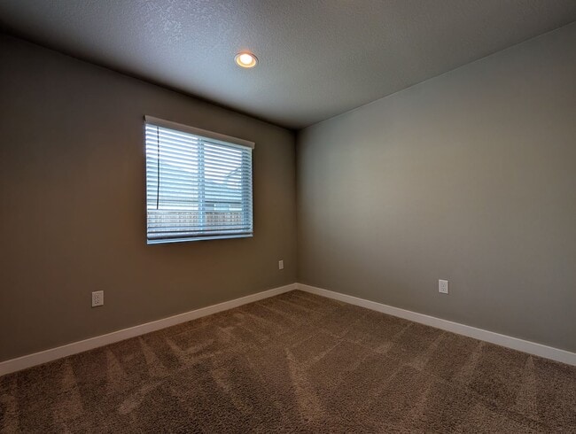 Building Photo - Beautiful 2 bedroom/1 bath home. Landscaping included!