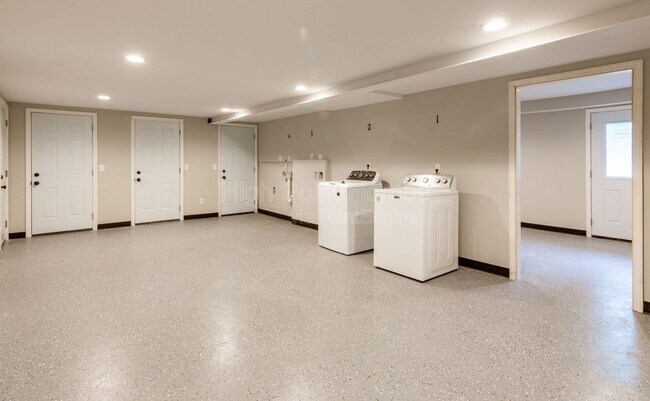 Building Photo - 400 Gallery Ln