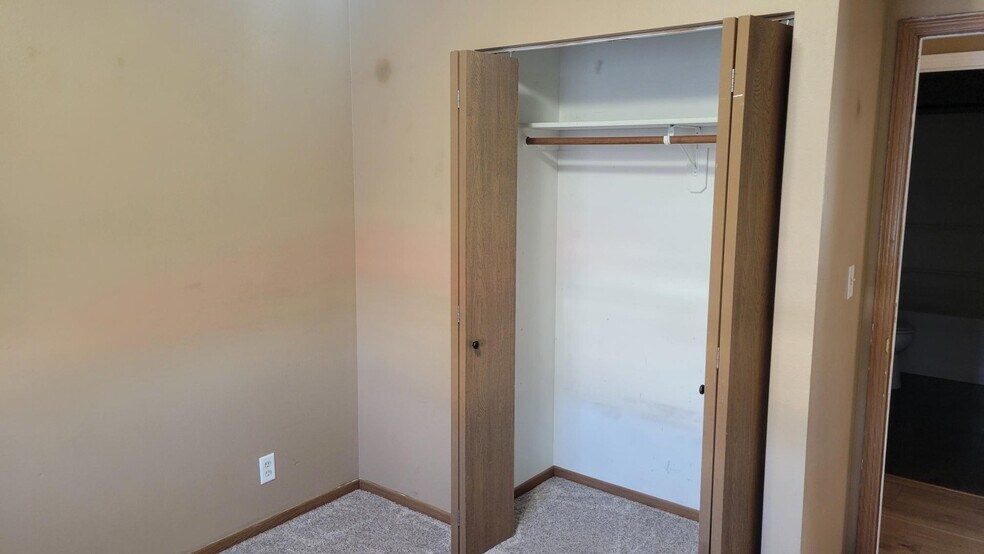 Building Photo - 320 Forest Dr