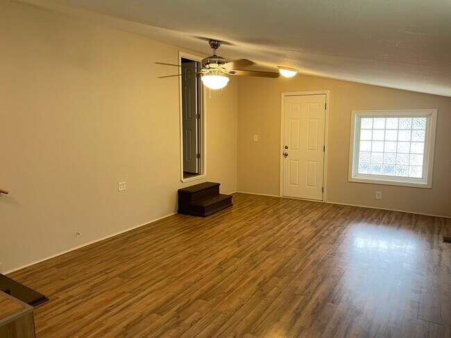 Spacious Family/Bonus Room - 311 Rugby Rd