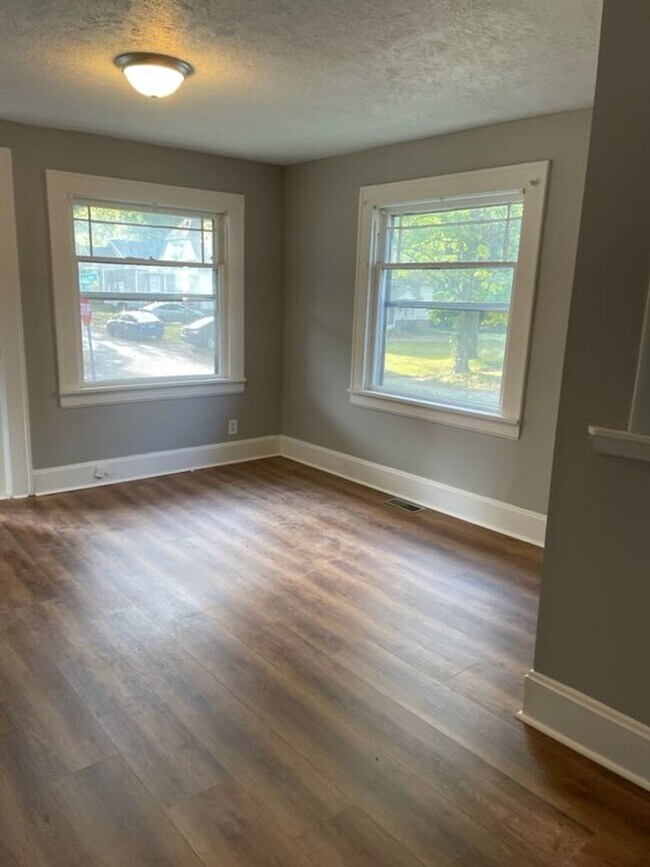 Building Photo - 2 Bed 1 Bath House-PRE LEASING Available N...