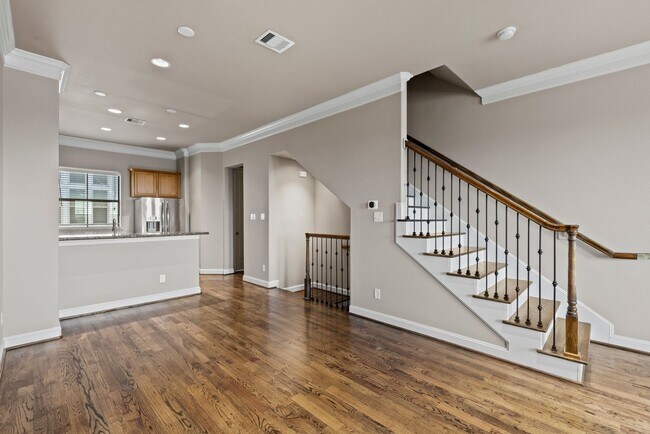 Building Photo - Luxury Townhouse in Fannin Station