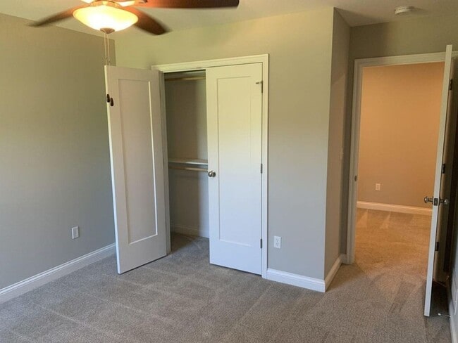 Building Photo - 3 Bed 2.5 Bath House, off Old Plank Rd