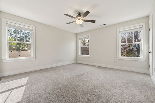 Building Photo - Gorgeous 4be/3ba With Fenced-In Backyard