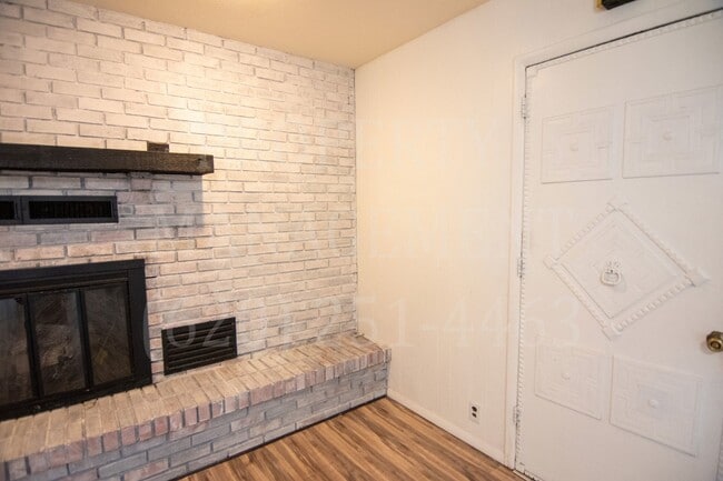 Building Photo - 4 Bedroom 2 Bath