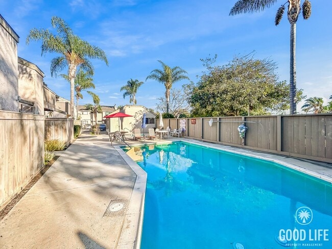Building Photo - Beautiful 2B/2BA Condo in Pacific Beach w/ Parking & Swimming Pool!