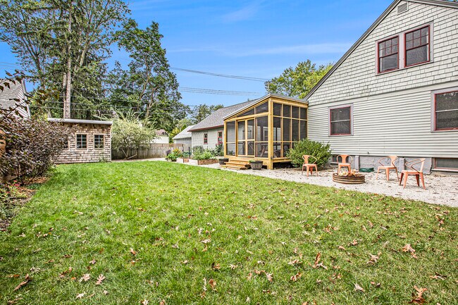 Building Photo - 2520 Oakdale Dr