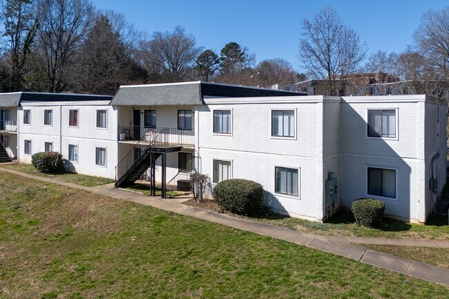 Building Photo - Spacious, affordable two bedroom townhouse just minutes from shopping and dining in Gastonia!