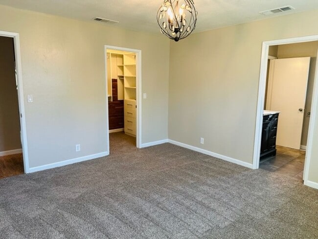 Building Photo - $2,300 First & Bullard 3 Bedroom, Pool, Ho...