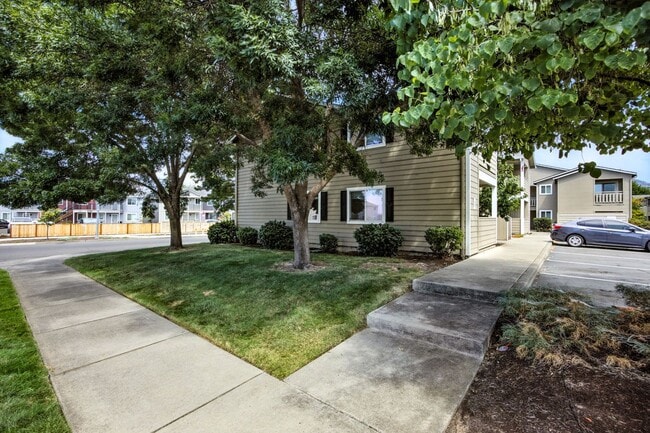 Building Photo - Comfortable 2-Bedroom Apartment in Desirable East Medford