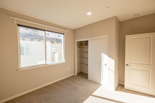 Building Photo - Beautiful two bedroom on Communication Hil...