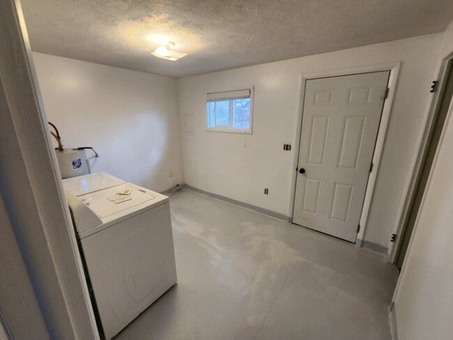 Building Photo - Cozy Country Charm with Modern Convenience – 1-Bedroom Home!