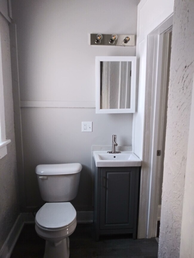 Building Photo - 5 BEDROOM 2 BATHROOM HOUSE