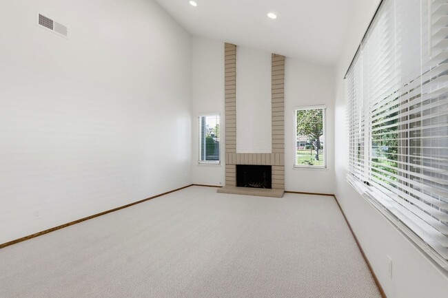 Building Photo - Updated Townhome in Lake Santa Clara HOA