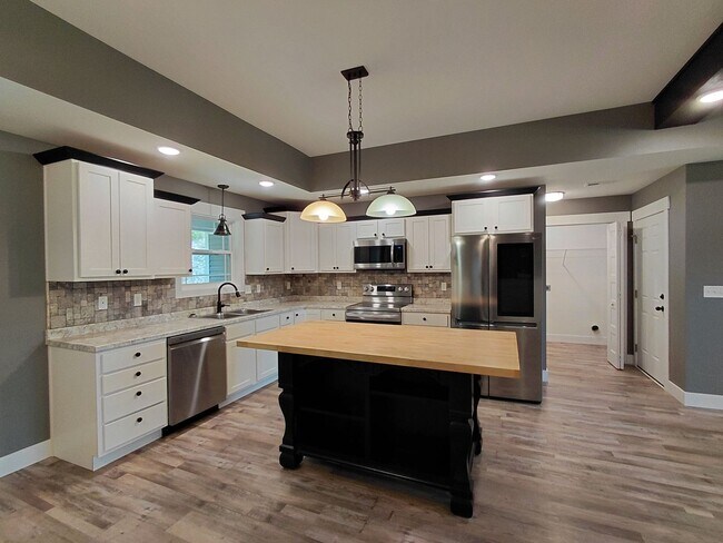 Building Photo - Beautiful home close to post