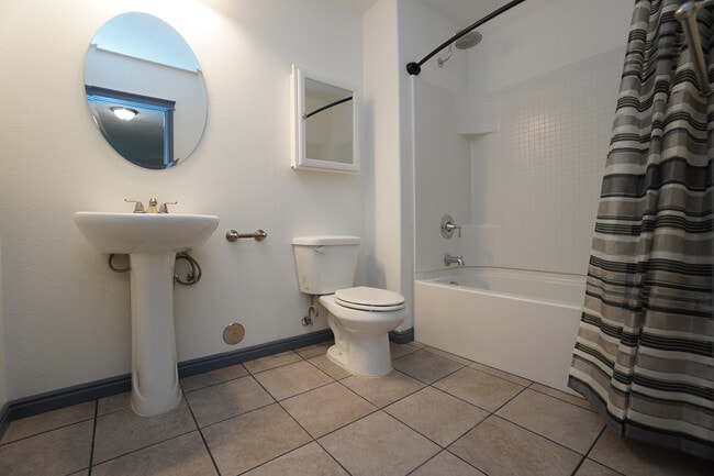 Building Photo - 11301 W Goldenrod Ave