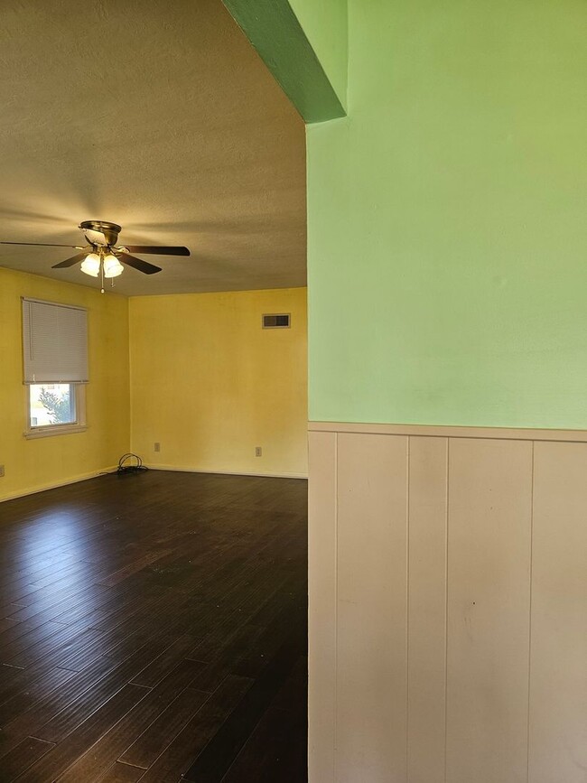 Building Photo - Cozy Fostoria Home