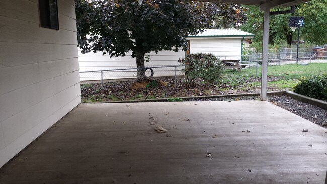 Building Photo - Nice 2 bedroom, 1 bath with yard.