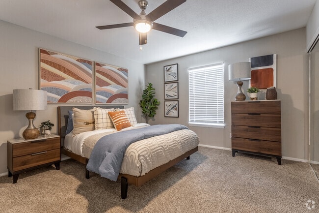 1BR, 1BA - 640SF - Bedroom - Vanderbilt Lodge Apartments