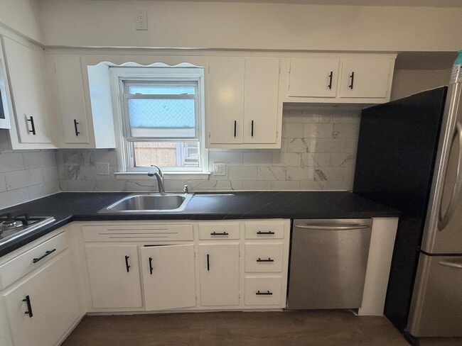 Building Photo - 10 E 10th St