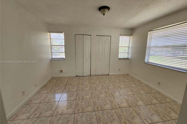 Building Photo - 9962 Twin Lakes Dr