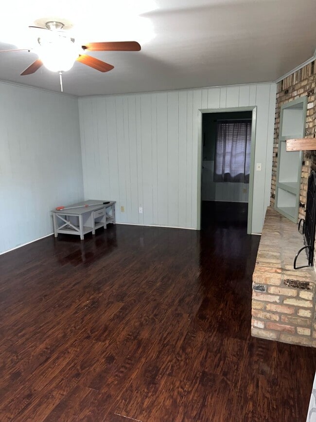 Building Photo - 1030 Manor Pl