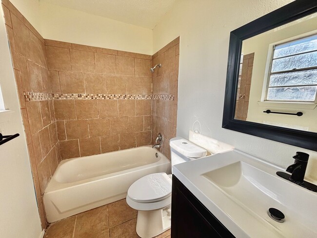 Building Photo - Freshly Remodeled 3 Bedroom 2 Bathroom Hom...