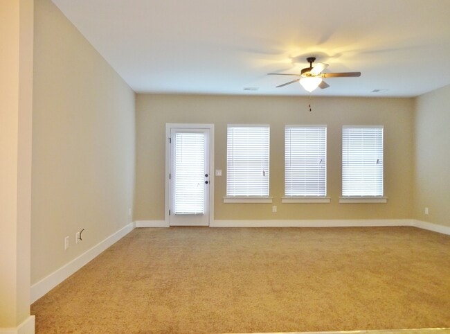 Building Photo - Spacious Town Home in Gardendale - Available to View Now!!!