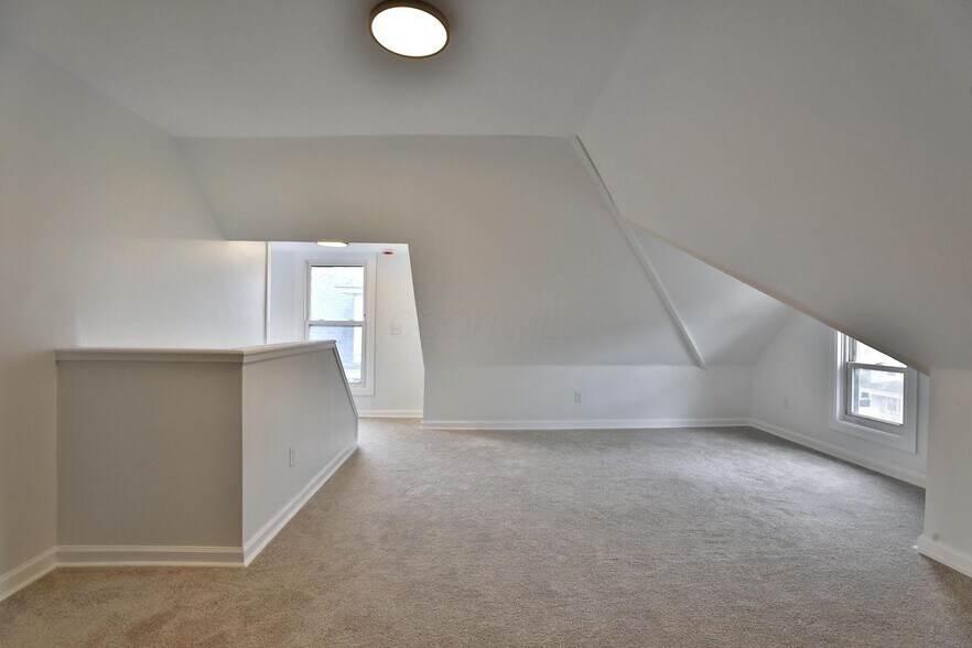 Building Photo - 423 Stoddart Ave