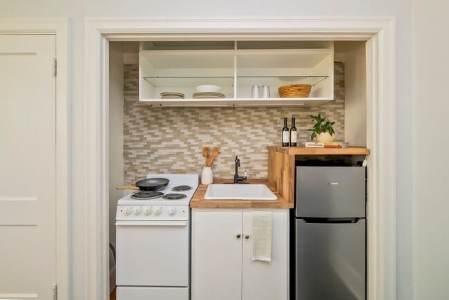 Building Photo - Cozy, updated 4th-floor studio in Nob Hill. Convenient location near all the hot spots