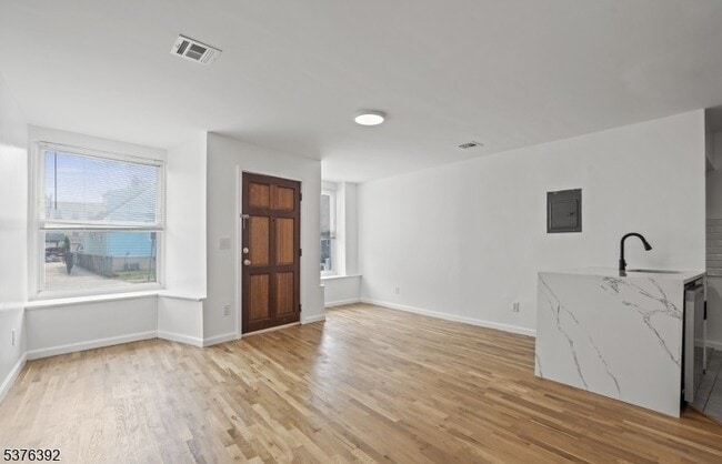 Primary Photo - 702 4th Ave