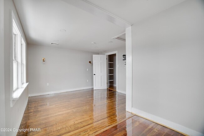 Building Photo - 314 Main St