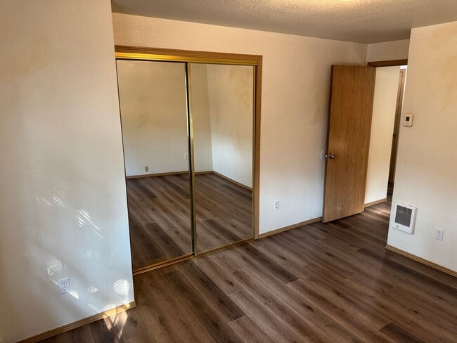 Building Photo - Updated 3 bedroom 2 bath duplex! MOVE IN S...