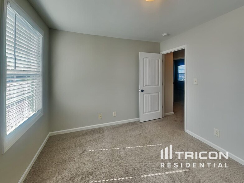 Building Photo - 1073 Castlerock Dr