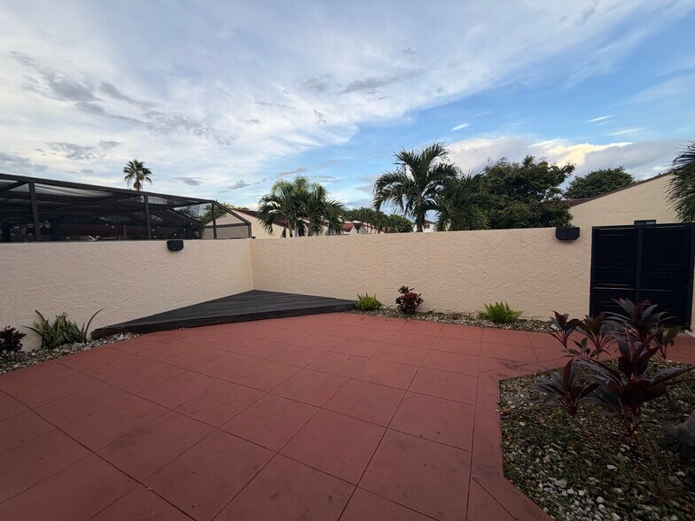 Building Photo - 8947 SW 149th Pl