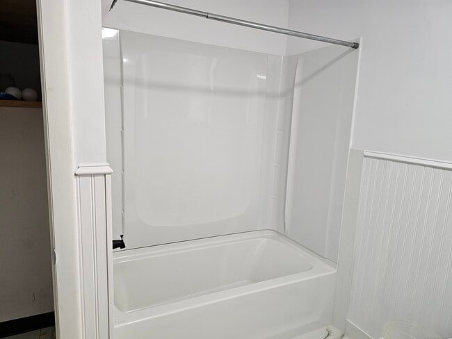 Building Photo - 222 Crest St