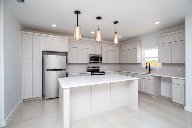 Building Photo - 530 Silvana Dr