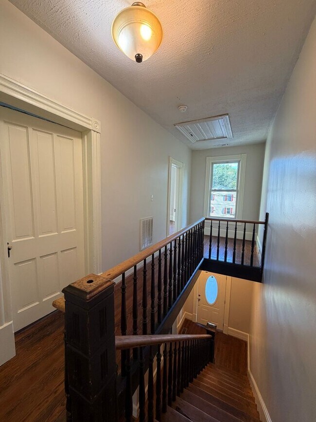 Building Photo - 606 Elm Ave