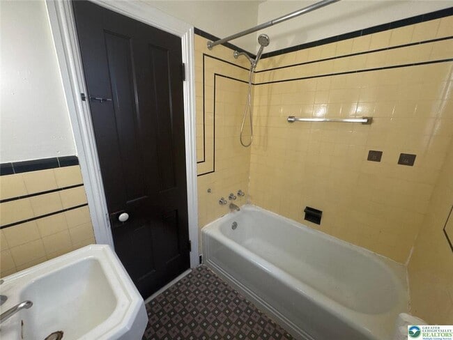 Building Photo - 636 N New St