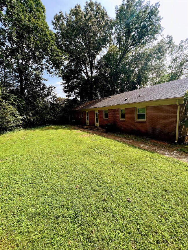 Building Photo - 1039 Oakmont Cir