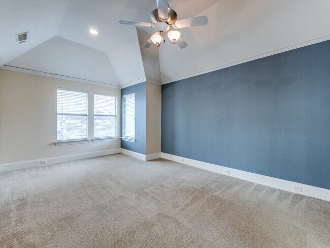 Building Photo - 3 bedroom 3 bath Duplex