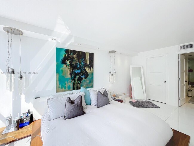 Building Photo - 600 NE 36th St