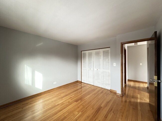 Building Photo - 1004 S River Rd