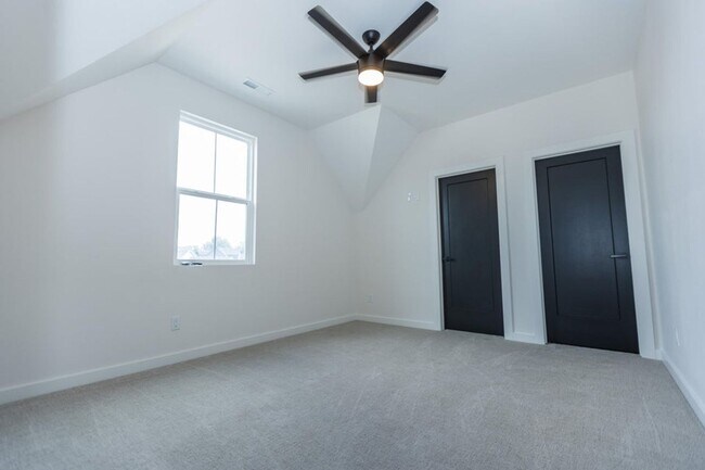 Building Photo - Executive Property located in Republic with a "furnished option" Don't miss this showstopper!!