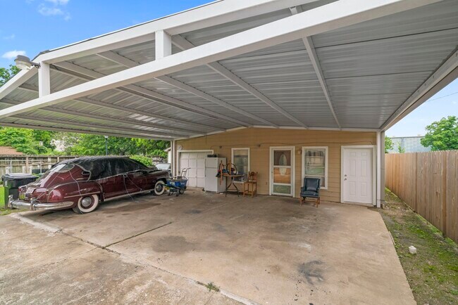 Building Photo - 303 Linwood St