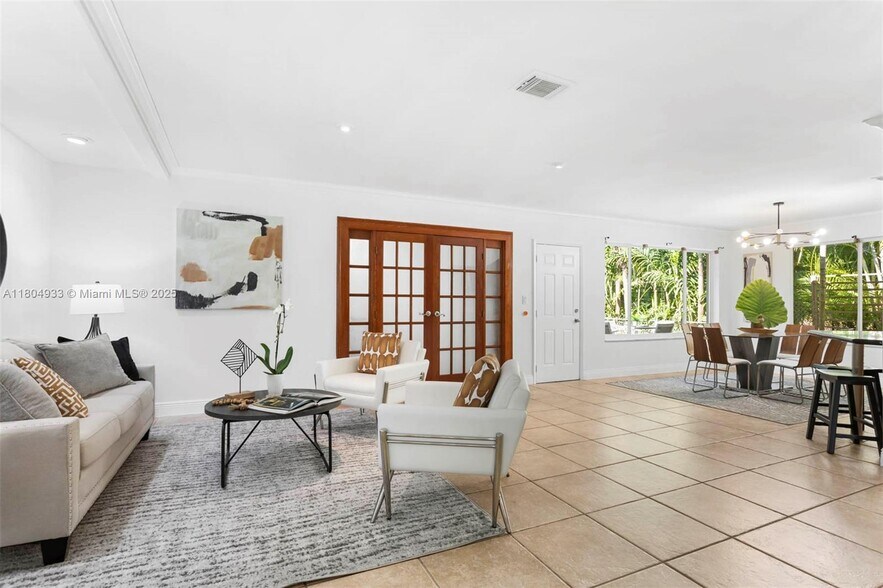 Building Photo - 6140 Pine Tree Dr