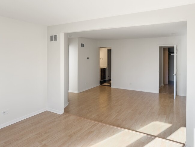 Building Photo - 3320 Lakewood Ct